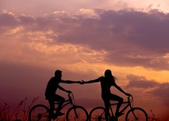 What Are the 4 Stages of Falling in Love?