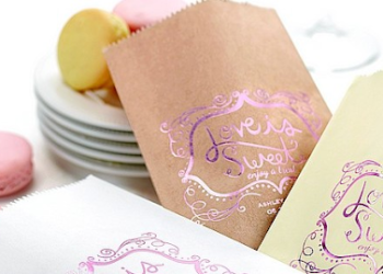 What to Put into DIY Welcome Bags for Your Out-Of-Town Wedding Guests? 