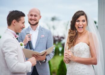 What are the benefits of hiring a wedding celebrant?