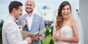 What are the benefits of hiring a wedding celebrant?